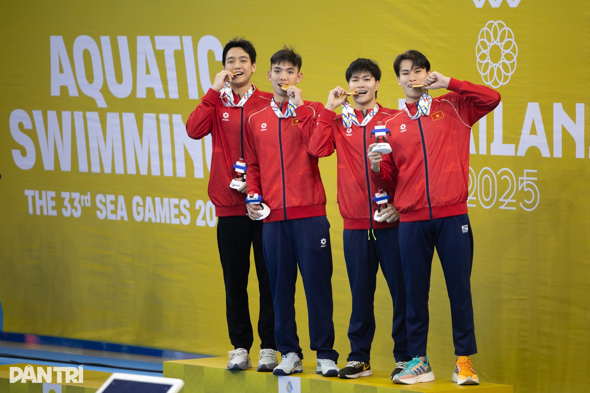 นักว่ายน้ำชาวเวียดนามระเบิดความดีใจหลังจากคว้าเหรียญทอง 3 เหรียญในการแข่งขันซีเกมส์ - 12 Kình ngư Việt Nam bùng nổ cảm xúc khi lập hat-trick HCV SEA Games - 12