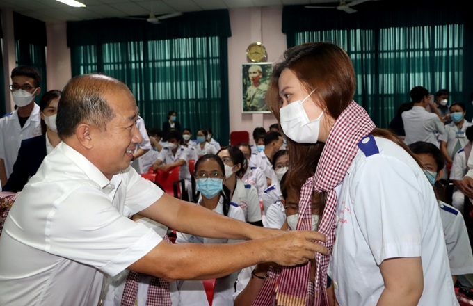 Ông Đoàn Tấn Bửu thăm hỏi và tặng quà lưu niệm cho các sinh viên.