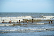 Du khách tắm biển Sầm Sơn trước giờ bão Bualoi đổ bộ đất liền