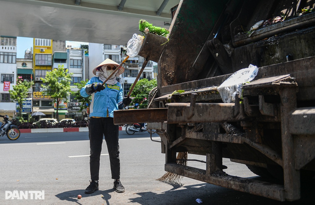 Người lao động oằn mình mưu sinh dưới cái nắng 50 độ C ở Hà Nội - 6 Người lao động oằn mình mưu sinh dưới cái nắng 50 độ C ở Hà Nội - 6