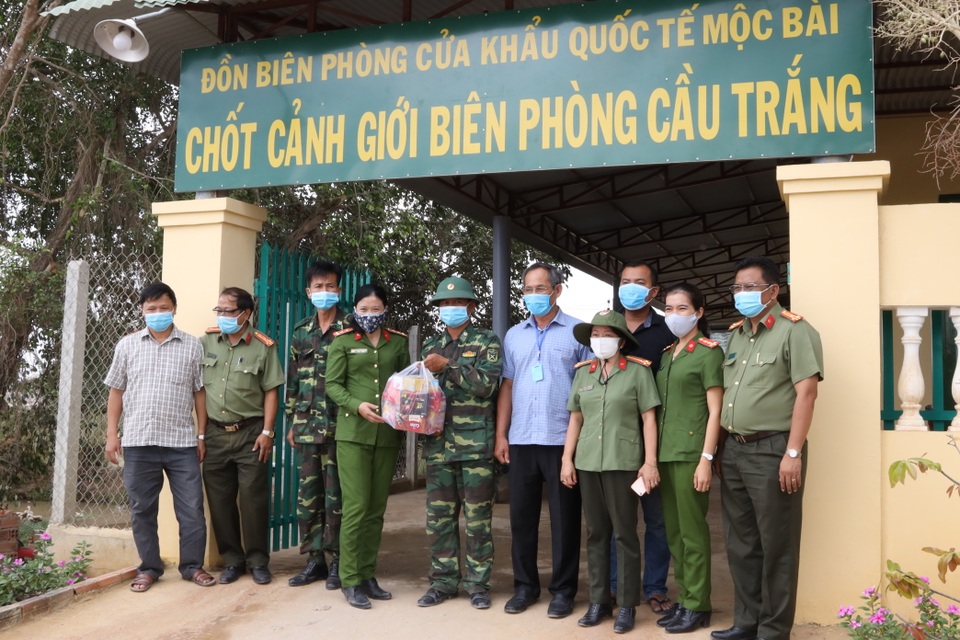 Công an trực chiến đảm bảo an toàn giữa đại dịch Covid-19 - 2 Công an trực chiến đảm bảo an toàn giữa đại dịch Covid-19 - 2
