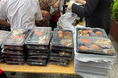 Quận Lê Chân nói gì về quà từ thiện của khách sạn Sheraton bị chê "bèo"?