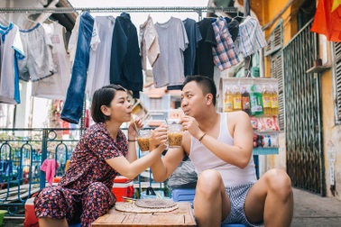 Ảnh cưới giản dị của cặp đôi yêu xa ở... quán phở, khu chung cư