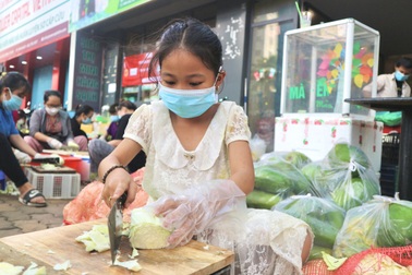 Bé gái 10 tuổi cắt hàng trăm bắp cải làm cơm ủng hộ chiến sĩ chống dịch