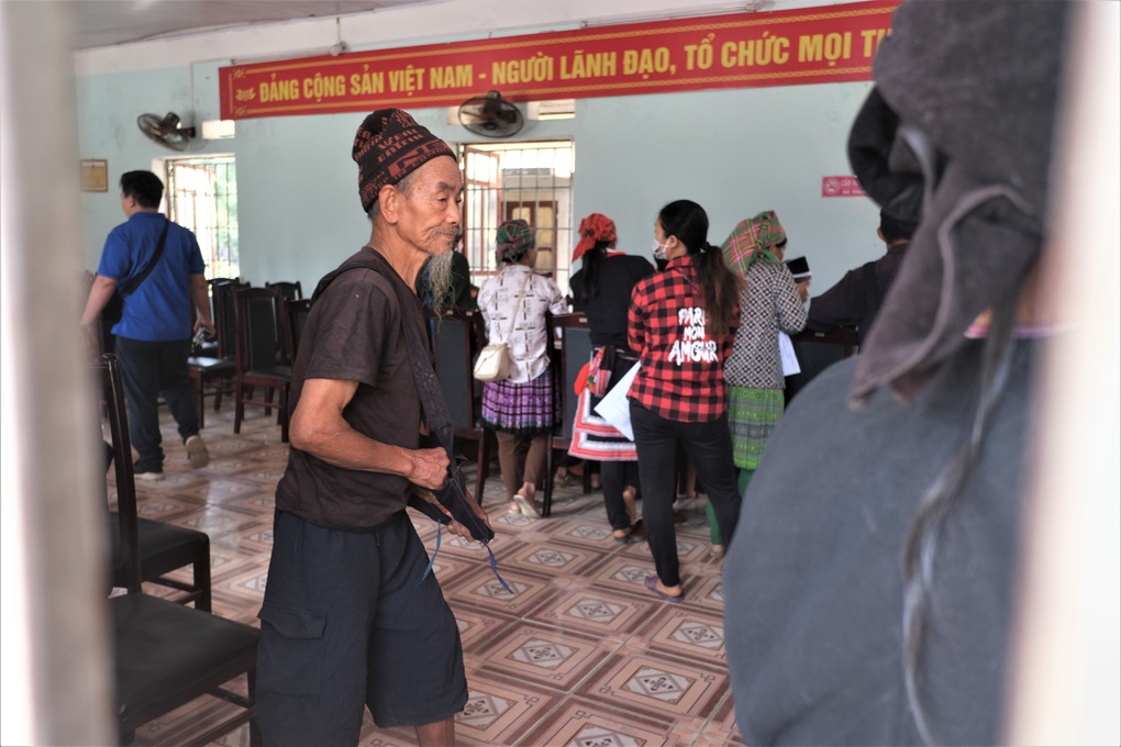 Người dân nghèo vùng cao vui mừng khi được khám bệnh, nhận thuốc miễn phí - 10 Người dân nghèo vùng cao vui mừng khi được khám bệnh, nhận thuốc miễn phí - 10