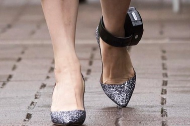 Bà Mạnh Vãn Chu được tháo vòng định vị sau gần 3 năm