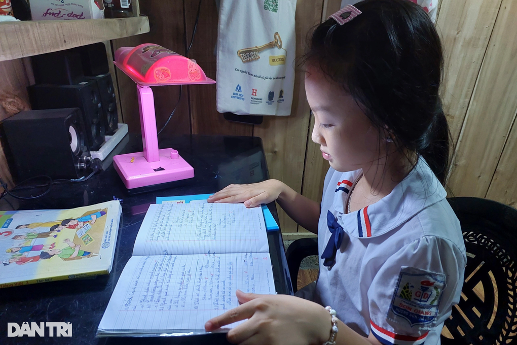 Mẹ ung thư, bố ở bệnh viện, bé gái 8 tuổi bơ vơ trong căn nhà trống hoác - 4 Mẹ ung thư, bố ở bệnh viện, bé gái 8 tuổi bơ vơ trong căn nhà trống hoác - 4