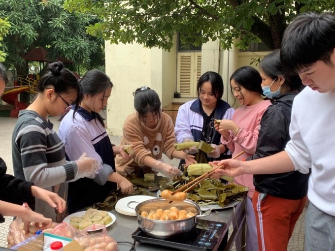 Trẻ em ở Làng Trẻ em Birla đang chế biến những món ăn chúc mừng năm mới 2022.