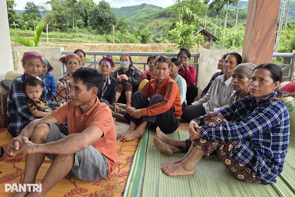 Hơn 200 người khăn gói rời làng tránh sạt lở - 1 Hơn 200 người khăn gói rời làng tránh sạt lở - 1