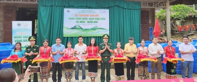 Đoàn công tác Bệnh viện Nam học và Hiếm muộn Hà Nội, cùng đại diện Đồn Biên phòng Nhôn Mai và chính quyền địa phương cắt băng khánh thành bể nước “Quân Dân”.