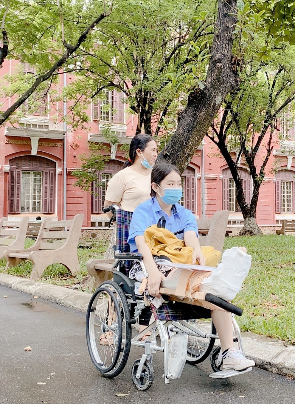 Thí sinh gãy chân nặng vẫn gắng ngồi xe lăn đến điểm thi - 4 Thí sinh gãy chân nặng vẫn gắng ngồi xe lăn đến điểm thi - 4