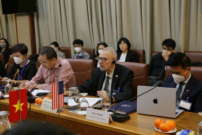 Ông Michael Michalak, Phó Chủ tịch Cấp cao kiêm Giám đốc Điều hành khu vực của Hội đồng kinh doanh Hoa Kỳ - ASEAN phát biểu tại buổi làm việc
