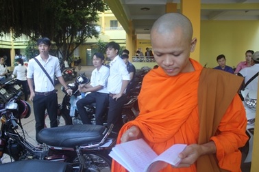 Nhà sư khoác áo vàng đi thi 