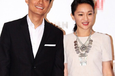 Vợ chồng Châu Tấn sánh đôi đi dự sự kiện 