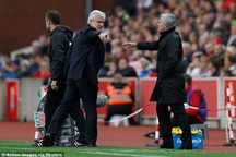 Mourinho từ chối bắt tay HLV Stoke và bỏ họp báo