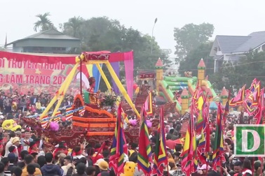 Hàng vạn người chen chân xem kiệu rước tượng thần ở Hà Nội