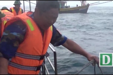 Cứu 7 thuyền viên tàu cá bị chìm trên biển