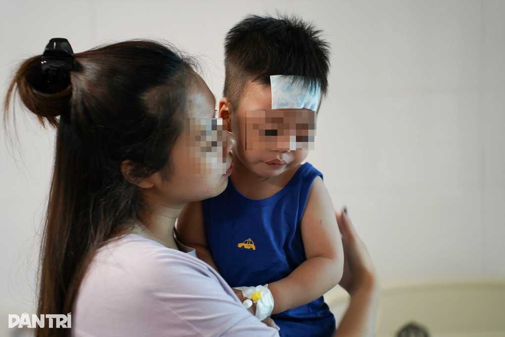 Hết sốt xuất huyết lại tới cúm A hành: Thở như cá ngáp, cả nhà nằm viện - 2 Hết sốt xuất huyết lại tới cúm A hành: Thở như cá ngáp, cả nhà nằm viện - 2