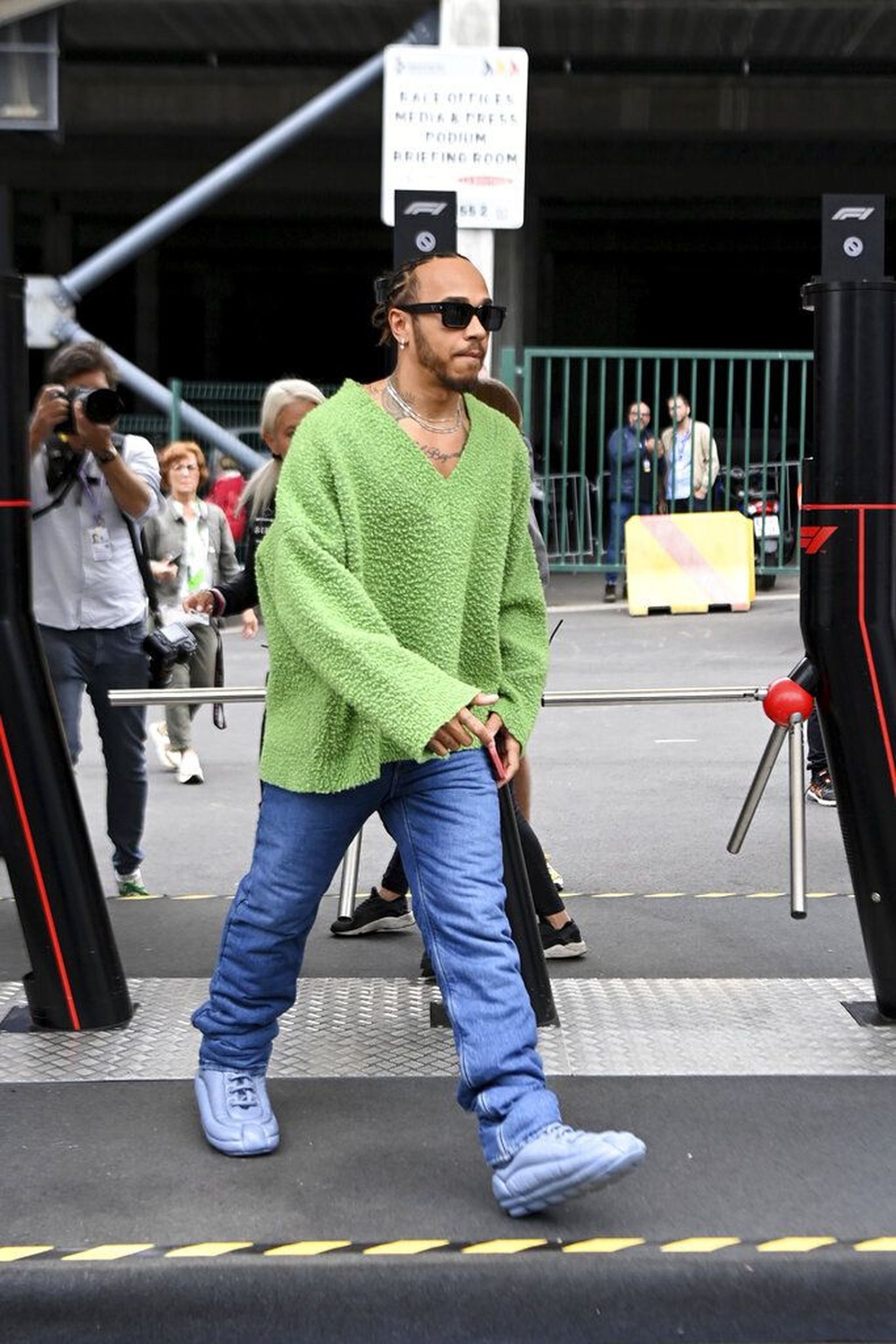لويس هاميلتون: أيقونة الموضة التي بلغت قيمتها مليار دولار خارج حلبة السباق - 8 Lewis Hamilton: Biểu tượng thời trang tỷ đô vượt khỏi giới hạn đường đua - 8