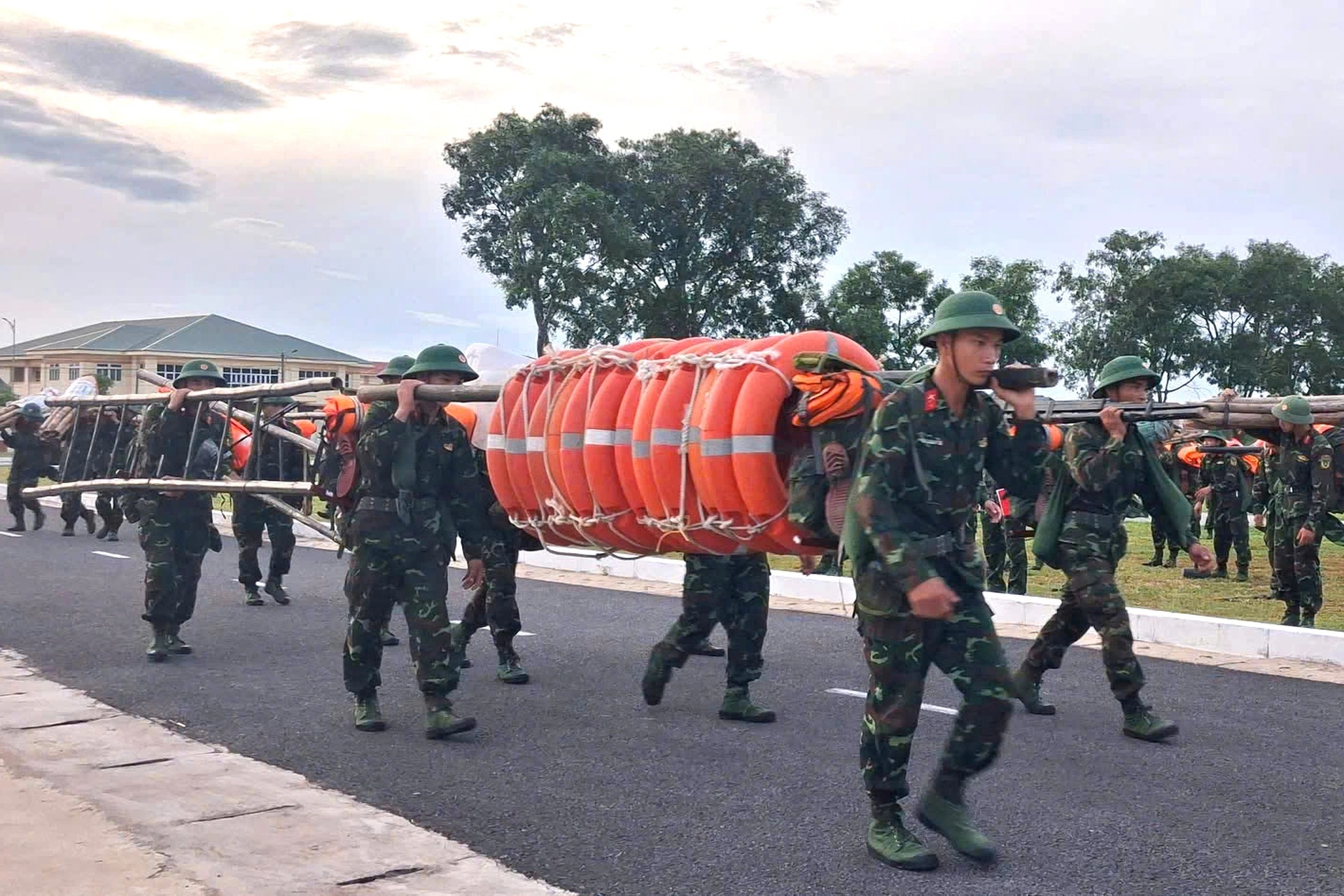 Các tỉnh, thành miền Trung hối hả trước giờ bão Kajiki đổ bộ - 12 Các tỉnh, thành miền Trung hối hả trước giờ bão Kajiki đổ bộ - 12