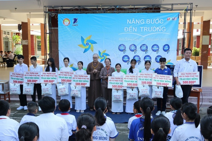 Tiền Giang: Nâng bước đến trường cho học sinh huyện Châu Thành - Ảnh 2. Tiền Giang: Nâng bước đến trường cho học sinh huyện Châu Thành - Ảnh 2.