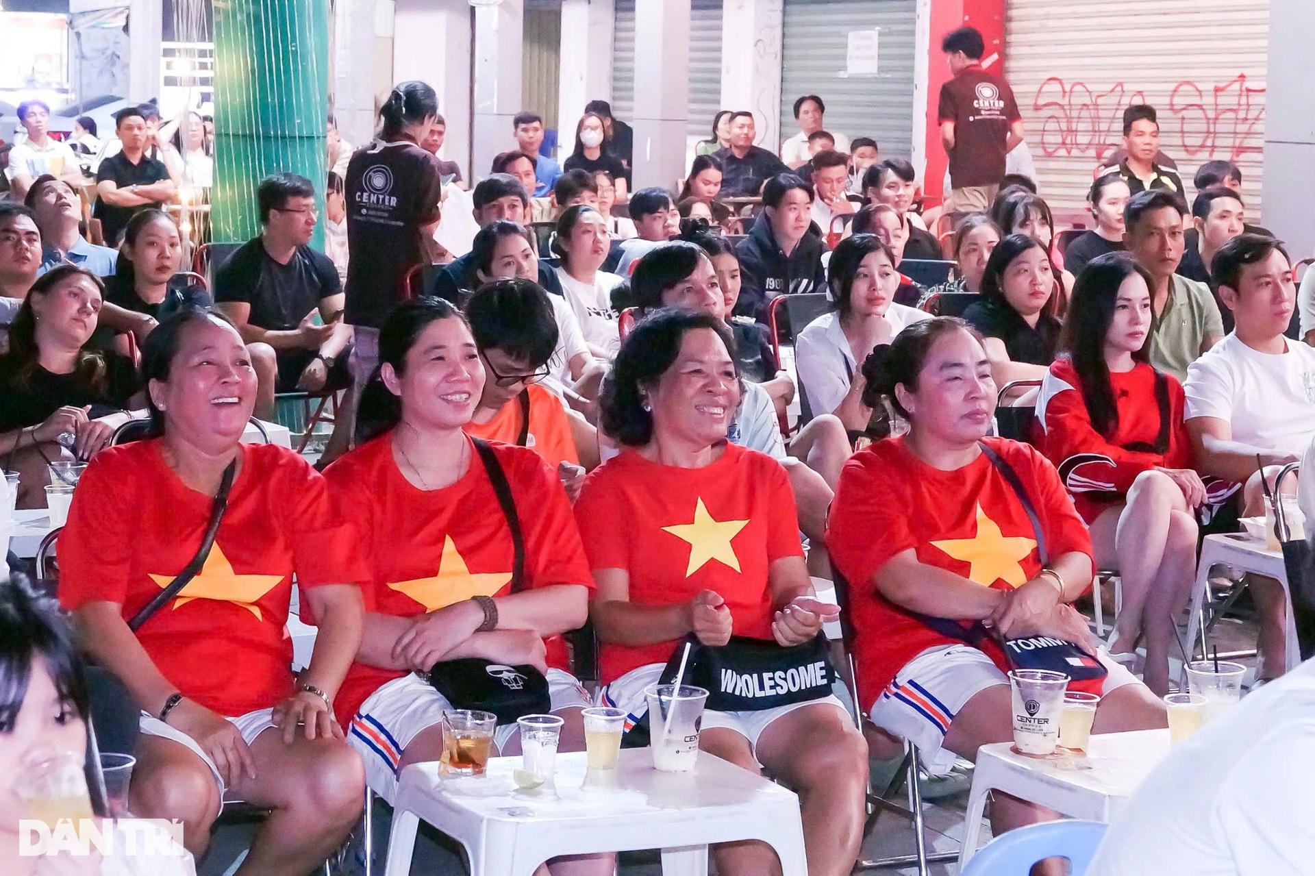 Không khí hàng triệu người hâm mộ cả nước cuồng nhiệt cổ vũ tuyển Việt Nam - 11 Không khí hàng triệu người hâm mộ cả nước cuồng nhiệt cổ vũ tuyển Việt Nam - 11