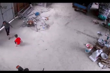 Cậu bé bất ngờ gặp tai nạn nguy hiểm ngay trong nhà