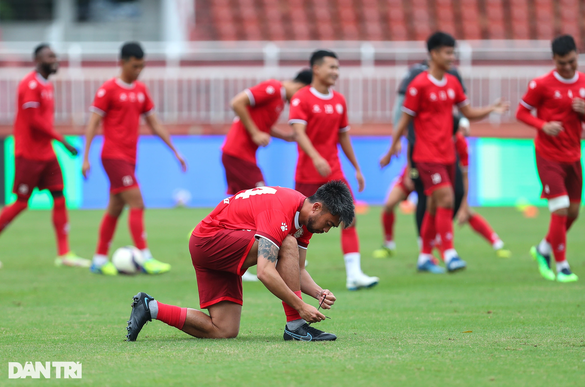 Lee Nguyễn bị đồng đội phạt chống đẩy trong buổi tập ở CLB TPHCM - 1 Lee Nguyễn bị đồng đội phạt chống đẩy trong buổi tập ở CLB TPHCM - 1