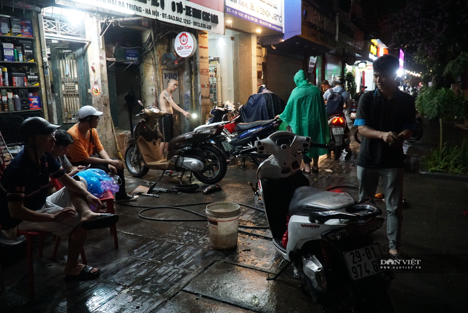 Hà Nội: Lau bugi xe sau cơn mưa lớn kiếm bộn tiền - 5 Hà Nội: Lau bugi xe sau cơn mưa lớn kiếm bộn tiền - 5