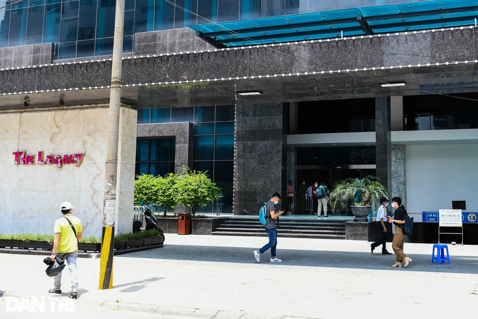 Lập rào chắn cách ly tòa nhà có ca nhiễm SARS-CoV-2 mới tại quận Thanh Xuân - 1 Lập rào chắn cách ly tòa nhà có ca nhiễm SARS-CoV-2 mới tại quận Thanh Xuân - 1