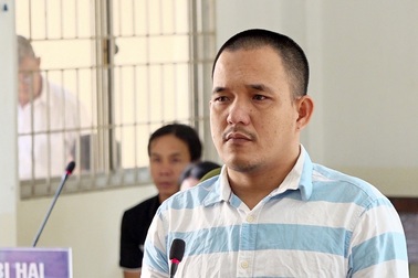 Mua đồ ăn để dụ dỗ bé gái bán vé số rồi xâm hại nhiều lần