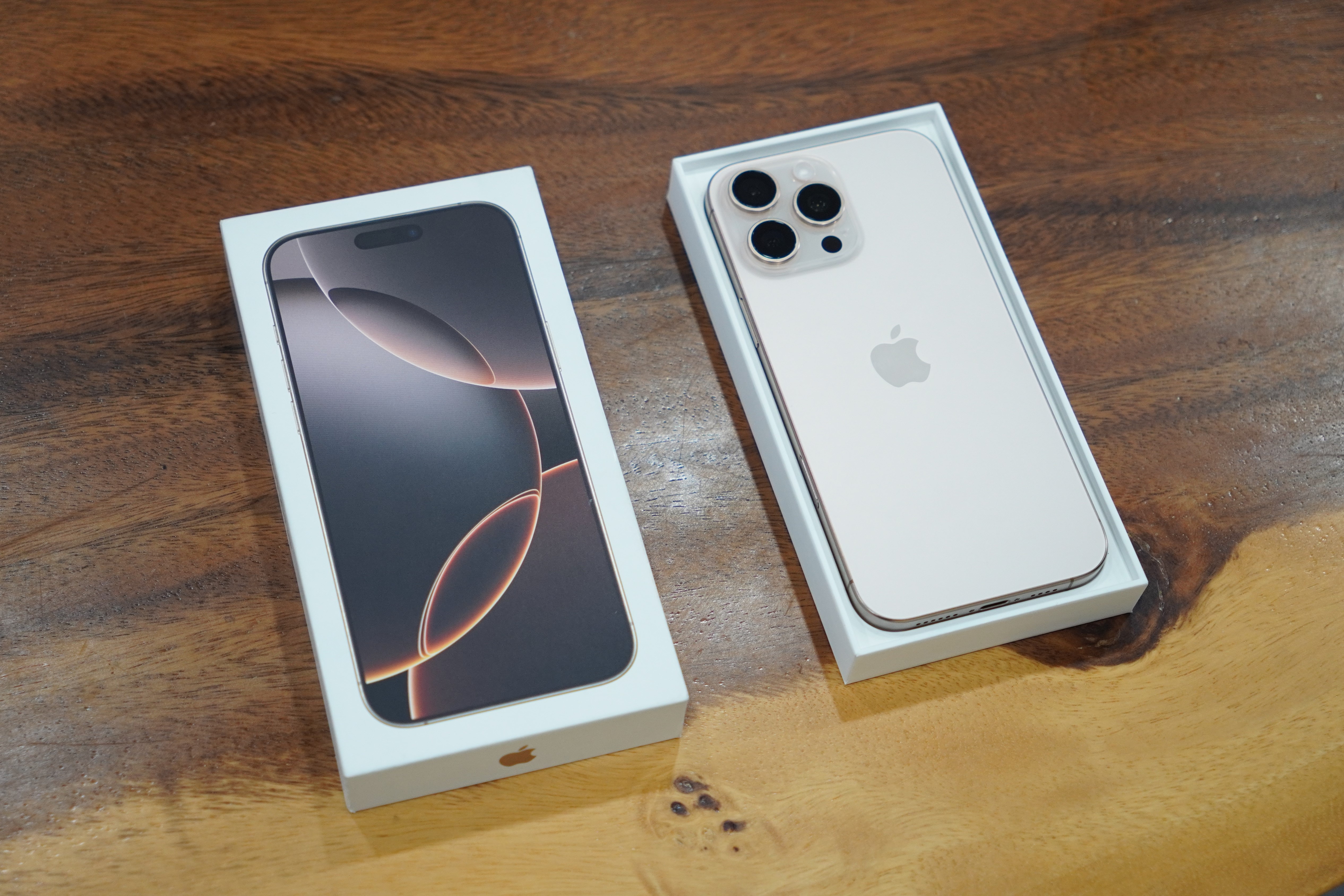 Priset på iPhone 16 Pro Max i ökentitanfärg har sjunkit kraftigt - 1 Giá iPhone 16 Pro Max màu titan sa mạc giảm sâu - 1