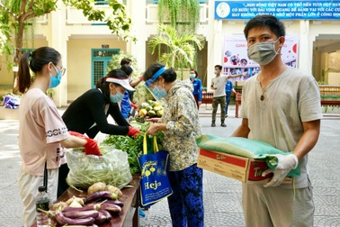 Thầy giáo trẻ hơn 10 năm làm thiện nguyện giúp đỡ người nghèo