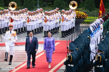 Trang trọng lễ đón Thủ tướng Thái Lan thăm chính thức  Việt Nam