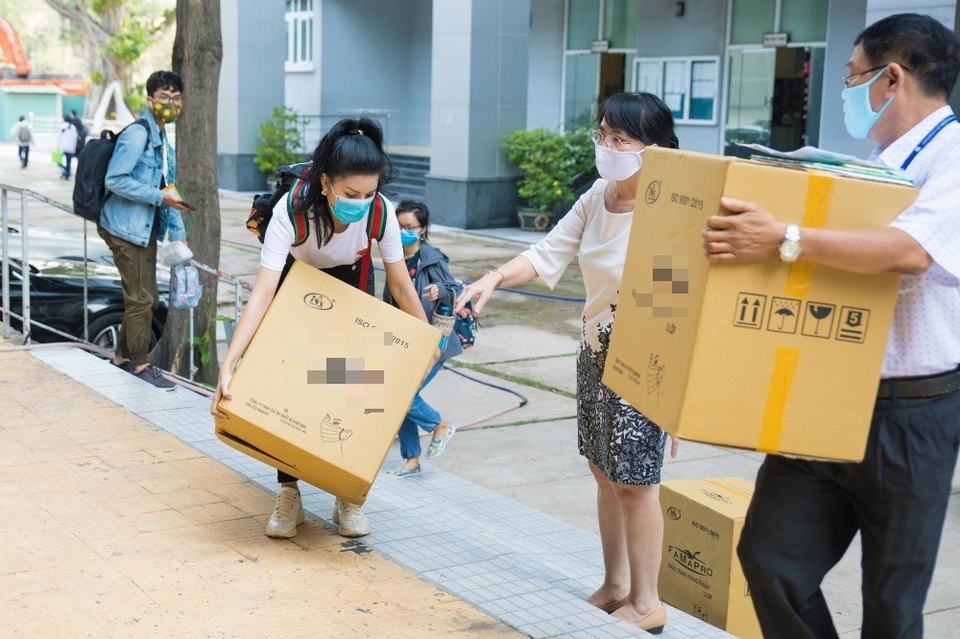 “Hoa hậu hàng không” tặng 7500 khẩu trang cho nhân viên y tế - 1 “Hoa hậu hàng không” tặng 7500 khẩu trang cho nhân viên y tế - 1