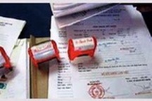 Lật tẩy gã nhân viên 1 trường trung cấp lắm...  chiêu!