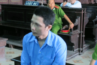 Con riêng bị chồng hờ hiếp, vợ xin giảm án