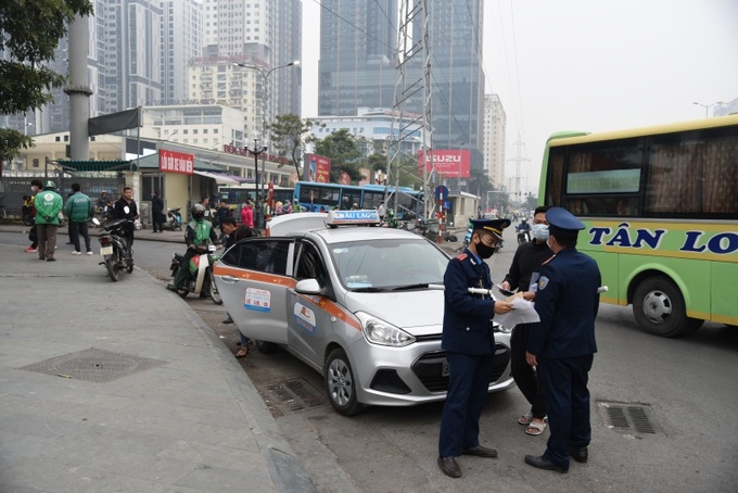 Lực lượng Thanh tra Sở GTVT Hà Nội kiểm tra, xử lý đối với phương tiện hoạt động kinh doanh vận tải hành khách