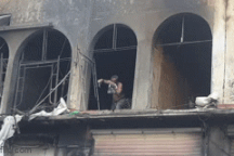 Hai người ám khói đen toàn thân bất ngờ bước ra từ đám cháy chung cư