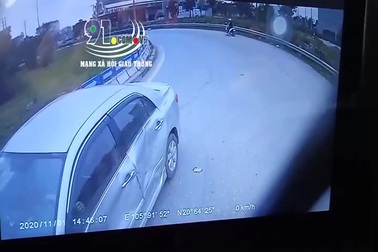 Xe container húc ô tô con tại vòng xuyến và tranh cãi ai đúng, ai sai?