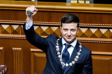 Diễn viên hài nhậm chức Tổng thống Ukraine, tuyên bố giải thể quốc hội