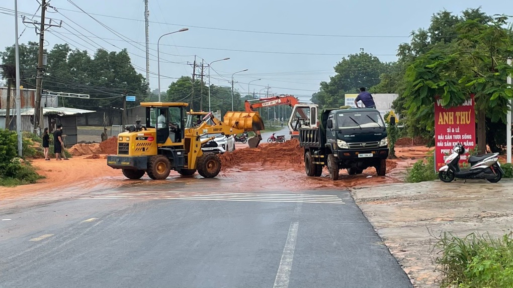Cát đỏ lại tràn xuống đường, chia cắt giao thông ở TP Phan Thiết - 1 Cát đỏ lại tràn xuống đường, chia cắt giao thông ở TP Phan Thiết - 1