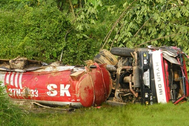 Xe chở xăng lao xuống vực, bốc cháy hoàn toàn