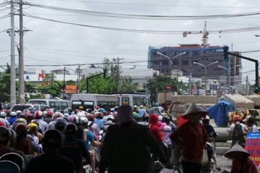 Kẹt xe nghiêm trọng vì đường “thắt nút cổ chai”