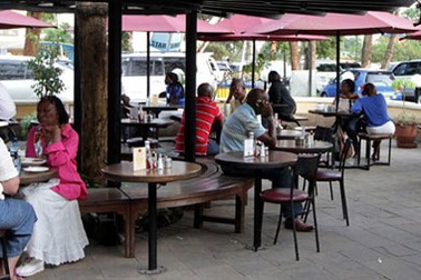 Nhà hàng Trung Quốc tại châu Phi cấm... khách châu Phi