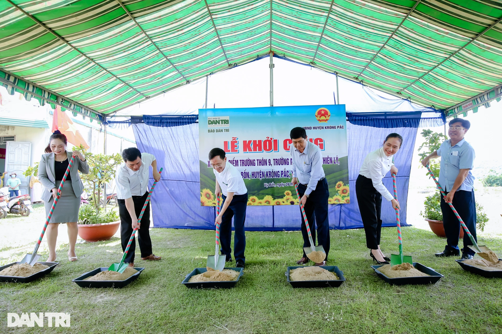 Khởi công xây dựng điểm trường Dân trí giúp học sinh nghèo tại Đắk Lắk - 7 Khởi công xây dựng điểm trường Dân trí giúp học sinh nghèo tại Đắk Lắk - 7