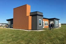 Ngôi nhà làm từ 6 nghìn chai nhựa tái chế, có view biển tuyệt đẹp