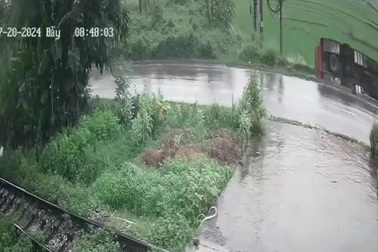 Cố vượt trên đường trơn, xe khách đổ kềnh xuống ruộng