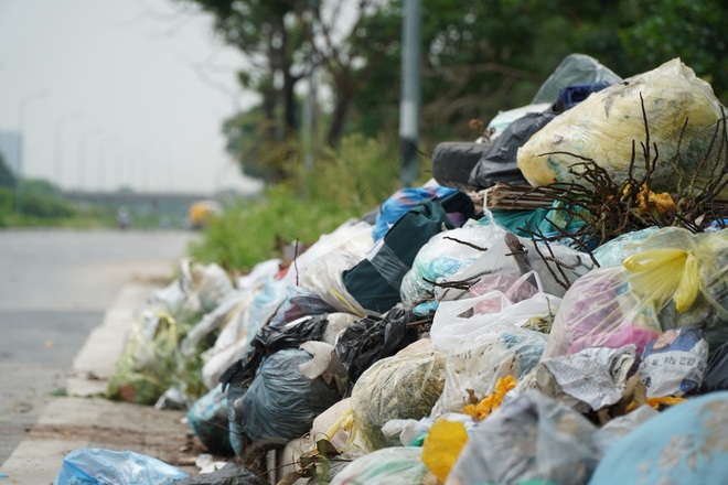 Hà Nội: Rác thải tràn lan trên đại lộ 7.500 tỷ đồng - 4