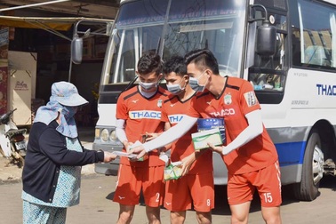 Tuấn Anh, Văn Toàn phát khẩu trang cho người hâm mộ